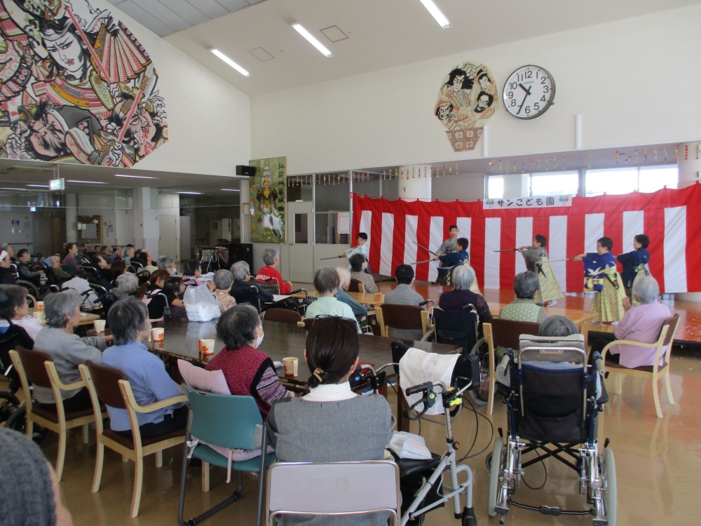 サンこども園慰問